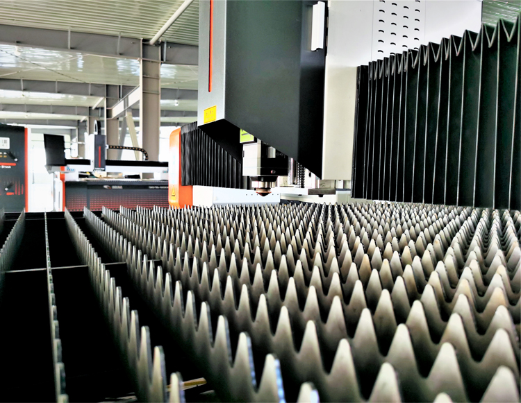 1-6mm Metal Malzemelerin Yüksek Hızlı Kesimi için 3015 Fiber Lazer Kesim Makinesi
