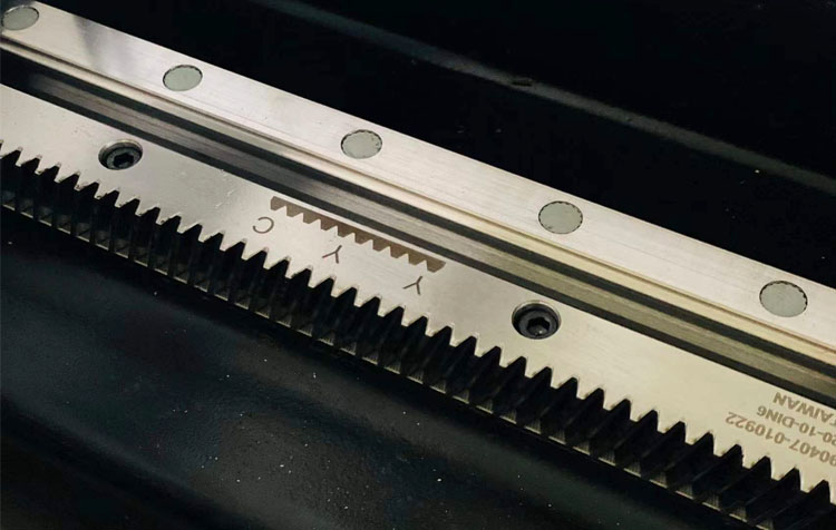 1-6mm Metal Malzemelerin Yüksek Hızlı Kesimi için 3015 Fiber Lazer Kesim Makinesi