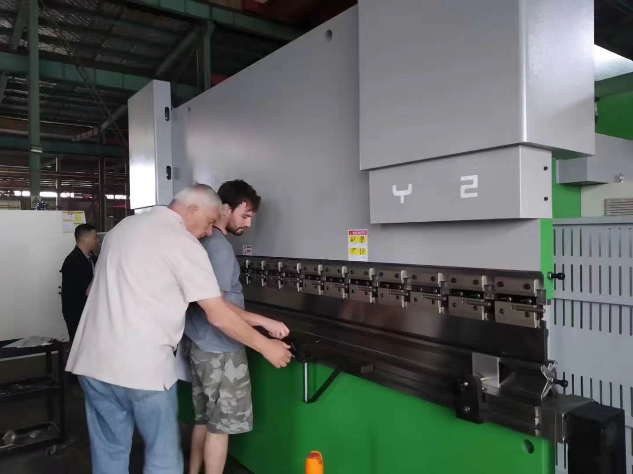 Metal İşleme için 63 Ton Metal Sac Levha Bükme Makinesi Cnc Hidrolik Abkant