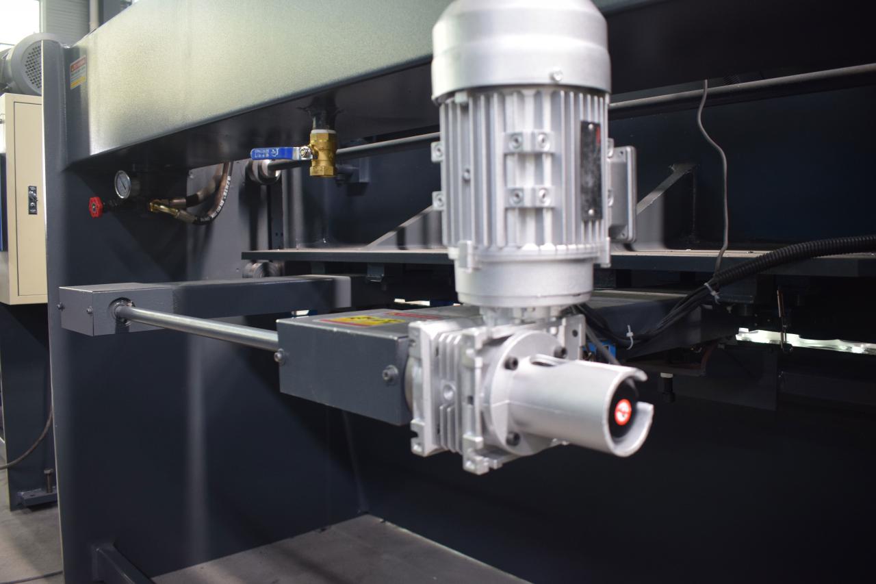 Cnc Sac Kesme Makinası Çelik Levha Hidrolik Kesme Makinası